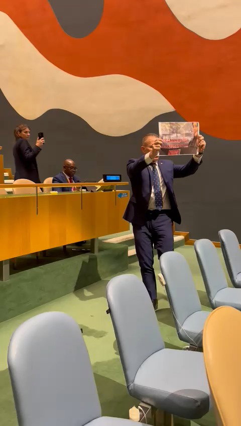 ארדן מניף את תמונת אמיני מול ראיסי