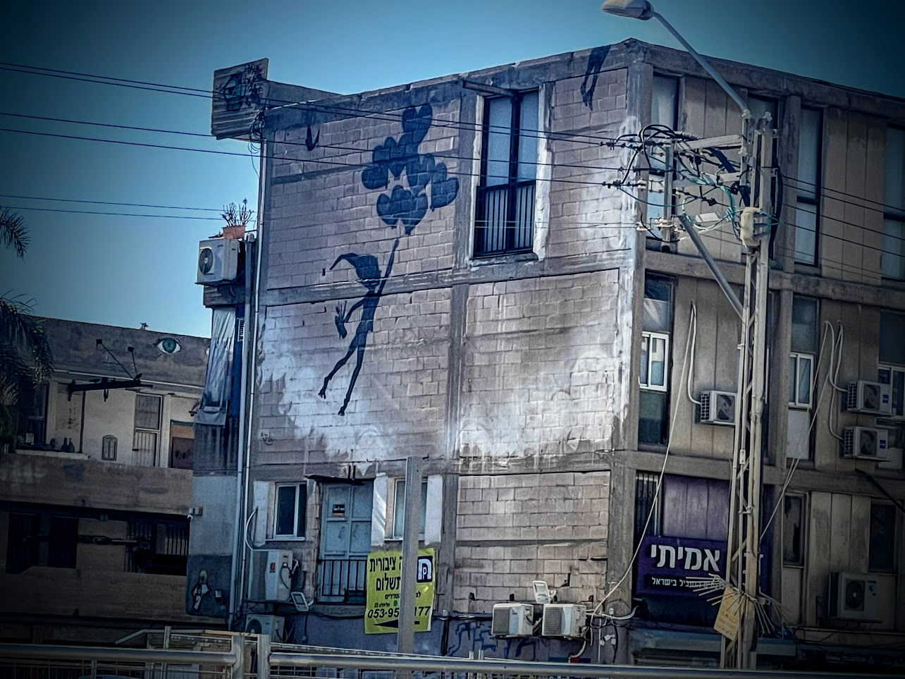 הסוד מאחורי היצירות שעל הקיר • מסע בעקבות עולם הגרפיטי המרתק והמסתורי