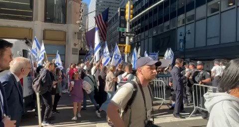 מפגיני שמאל בסמוך למלון בו שוהה הנשיא ביידן 