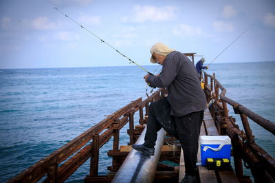 דייגים בחוף עתלית, אתמול