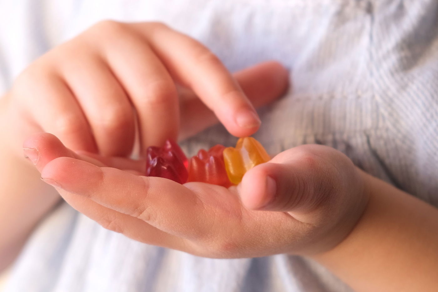 שלוש סוכריות וחיוך רחב שהצילו את יהדותו של הנער | סיפור מטלטל