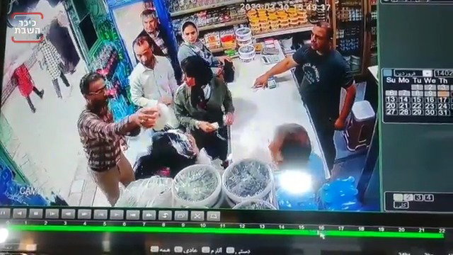 גבר באיראן שופך יוגורט על אישה ללא כיסוי ראש 