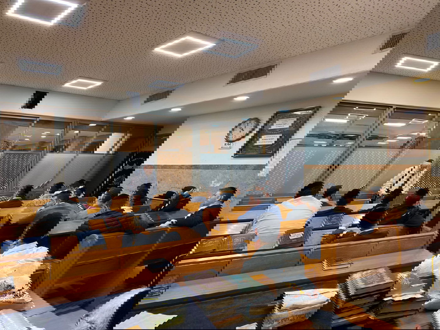 ראש הישיבה הגאון רבי אברהם אשי באלאג ממסירת שיעור לתלמידי הישיבה בציריך