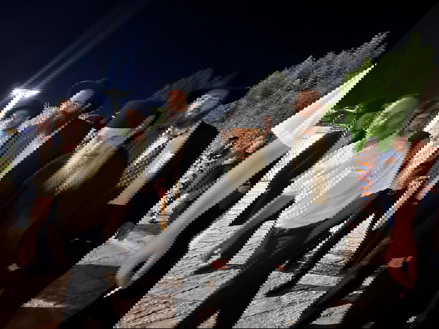 תיעוד: חכם ניסים בן שמעון בתפילה במערת המכפלה וקבר רחל