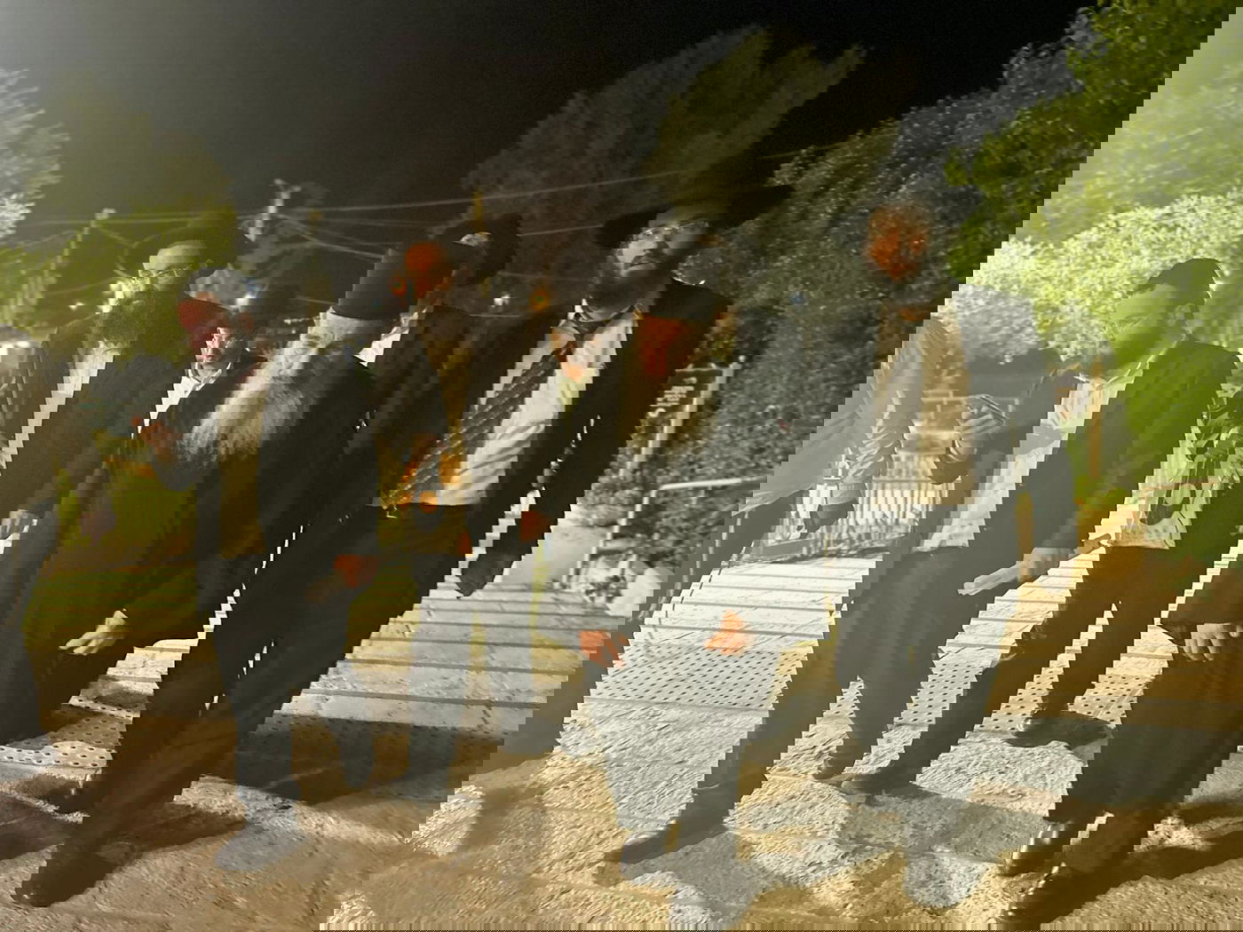 תיעוד: חכם ניסים בן שמעון בתפילה במערת המכפלה וקבר רחל