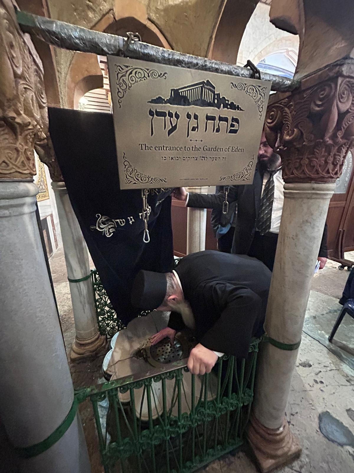 תיעוד: חכם ניסים בן שמעון בתפילה במערת המכפלה וקבר רחל