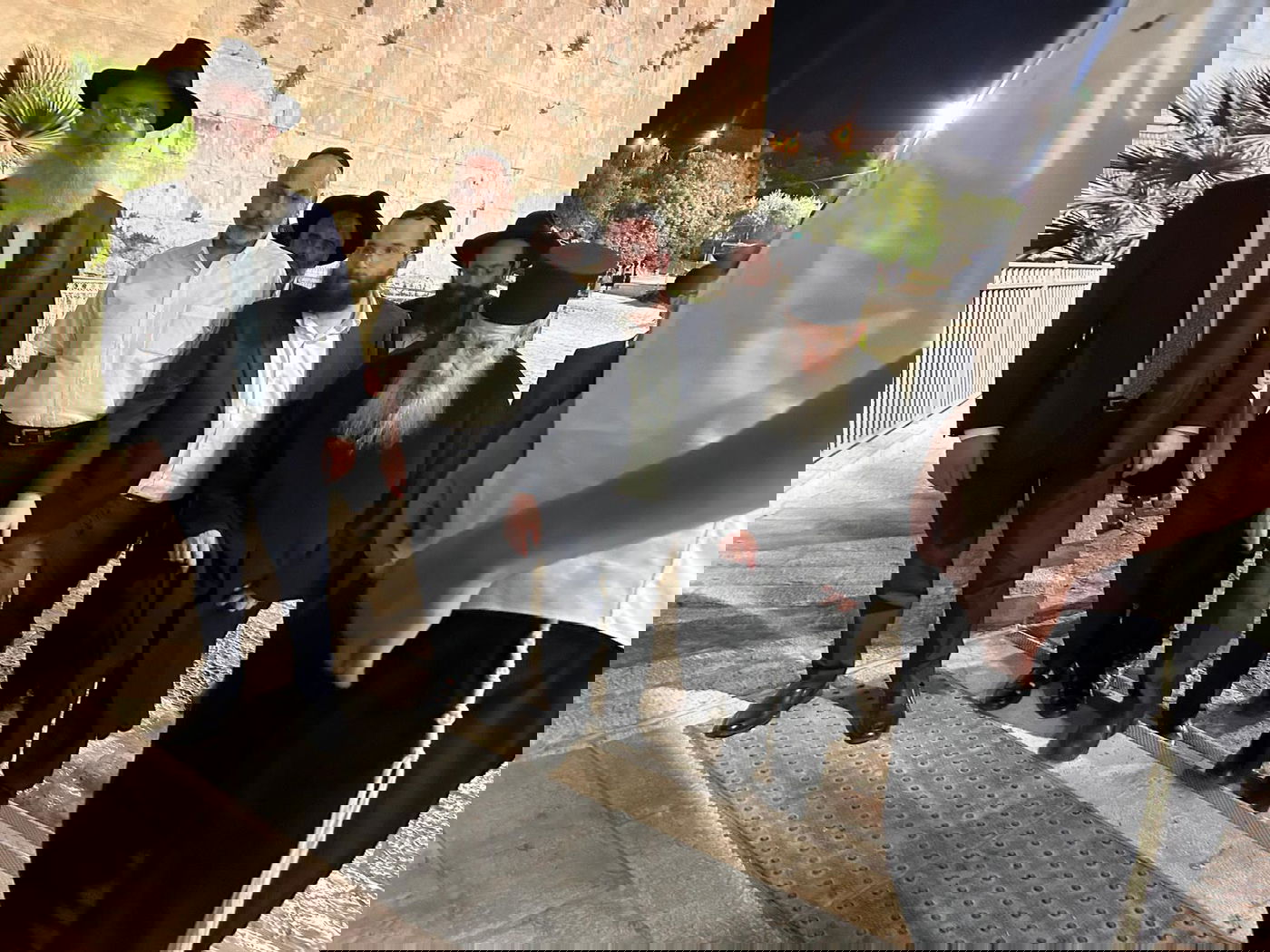 תיעוד: חכם ניסים בן שמעון בתפילה במערת המכפלה וקבר רחל