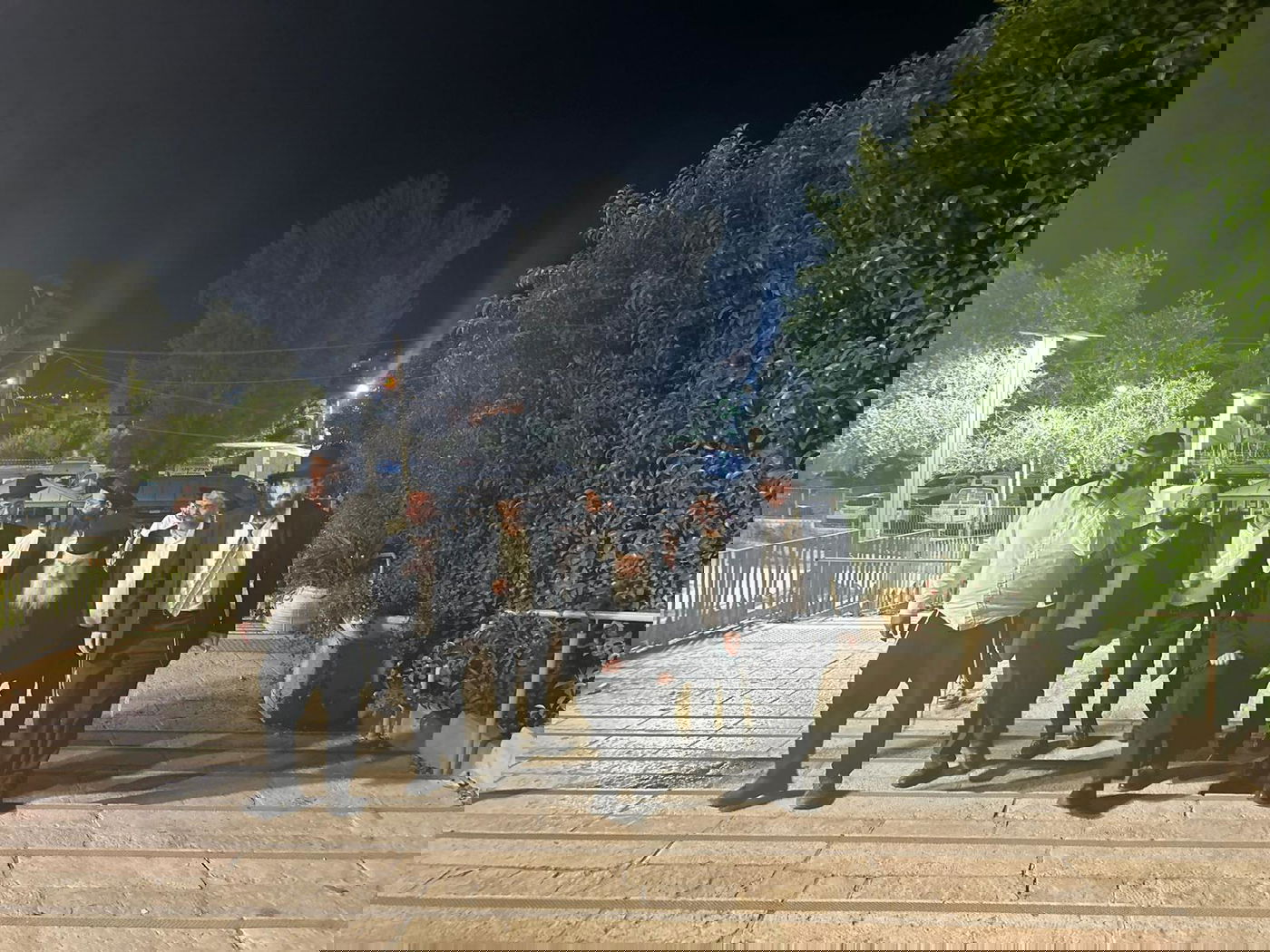 תיעוד: חכם ניסים בן שמעון בתפילה במערת המכפלה וקבר רחל