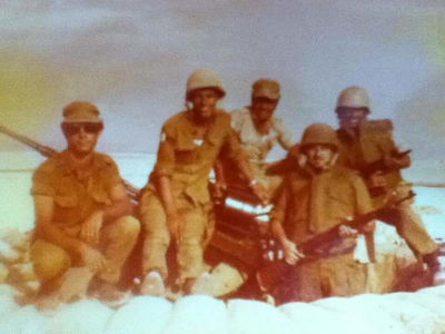 הרב אברהם סודרי, שני מימין עם צוות הנ.מ על שפת התעלה במלחמה