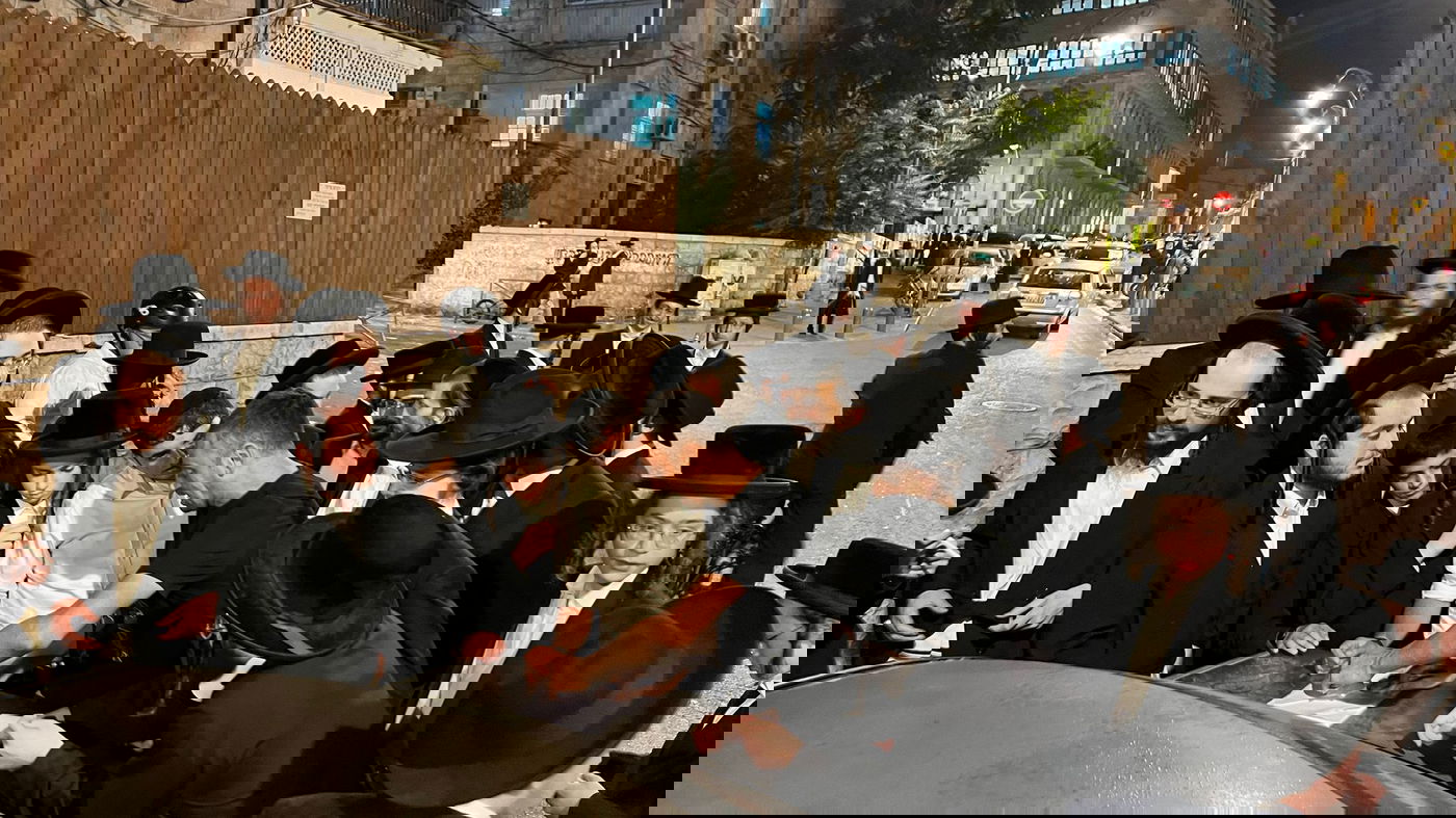 במרכז העיר ירושלים: תור ארוך מסביב לגוי הקונה עבירות מיהודים תמורת תשלום | צפו