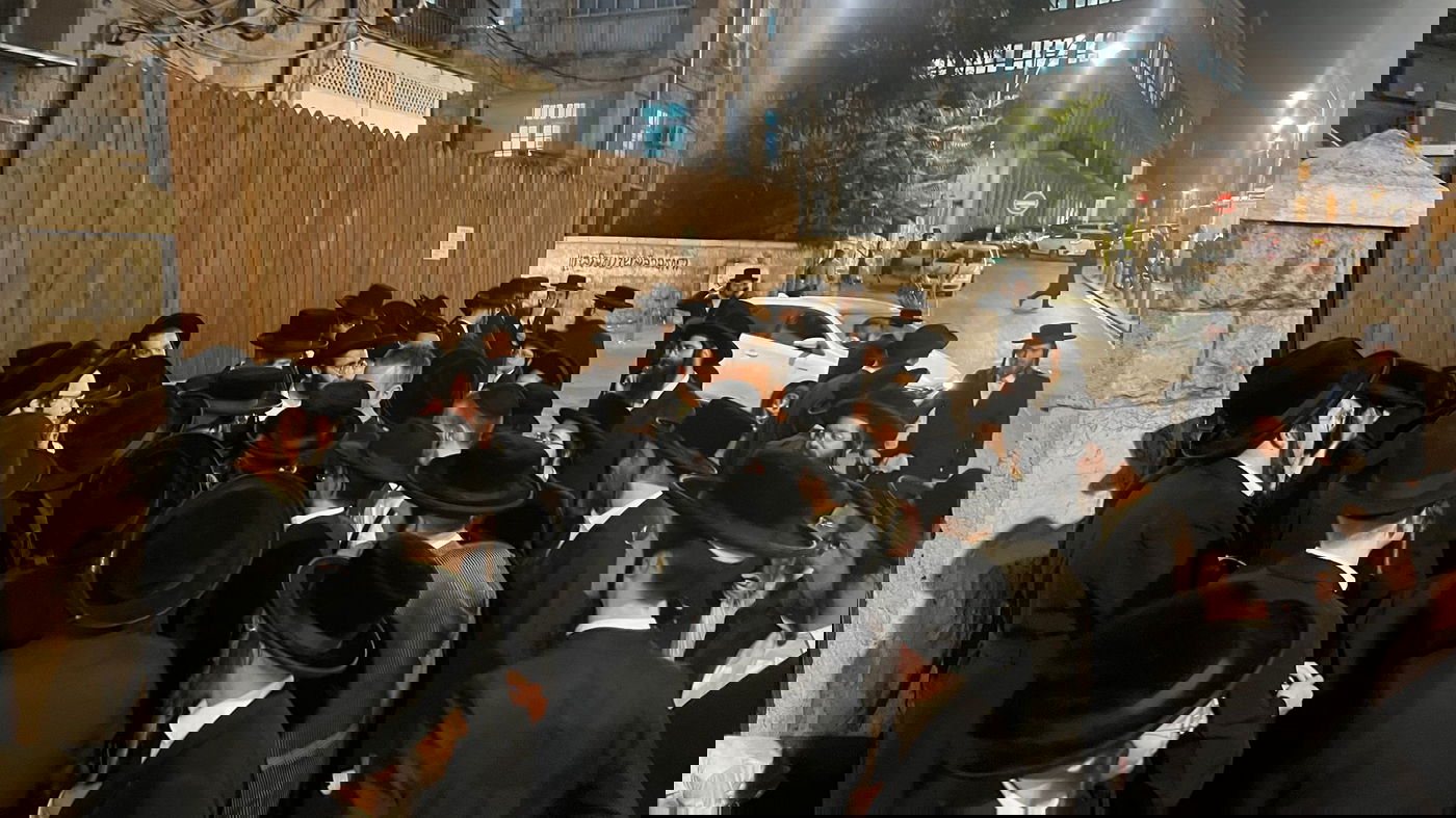 במרכז העיר ירושלים: תור ארוך מסביב לגוי הקונה עבירות מיהודים תמורת תשלום | צפו