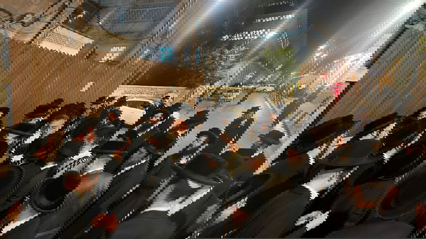 במרכז העיר ירושלים: תור ארוך מסביב לגוי הקונה עבירות מיהודים תמורת תשלום | צפו