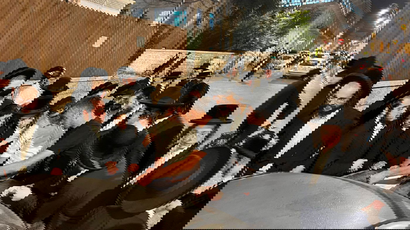 במרכז העיר ירושלים: תור ארוך מסביב לגוי הקונה עבירות מיהודים תמורת תשלום | צפו