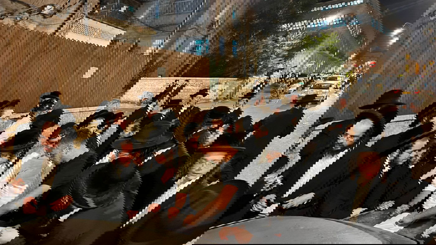 במרכז העיר ירושלים: תור ארוך מסביב לגוי הקונה עבירות מיהודים תמורת תשלום | צפו