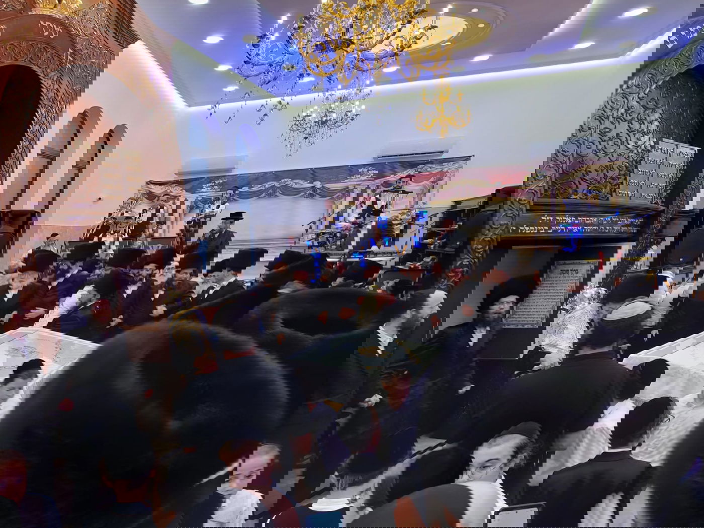 בין כסה לעשור: הנגיד החסידי תרם ספר תורה לע"נ הוריו 