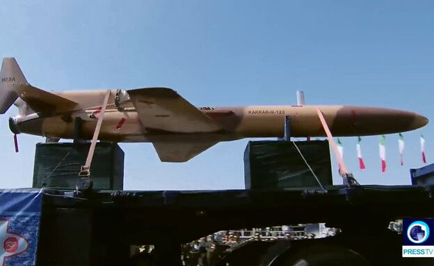 במצעד צבאי פומבי: איראן הציגה טילים ומל"ט חדש