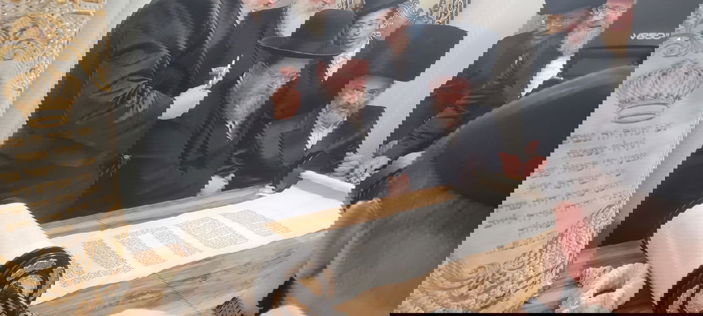 בין כסה לעשור: הנגיד החסידי תרם ספר תורה לע"נ הוריו 