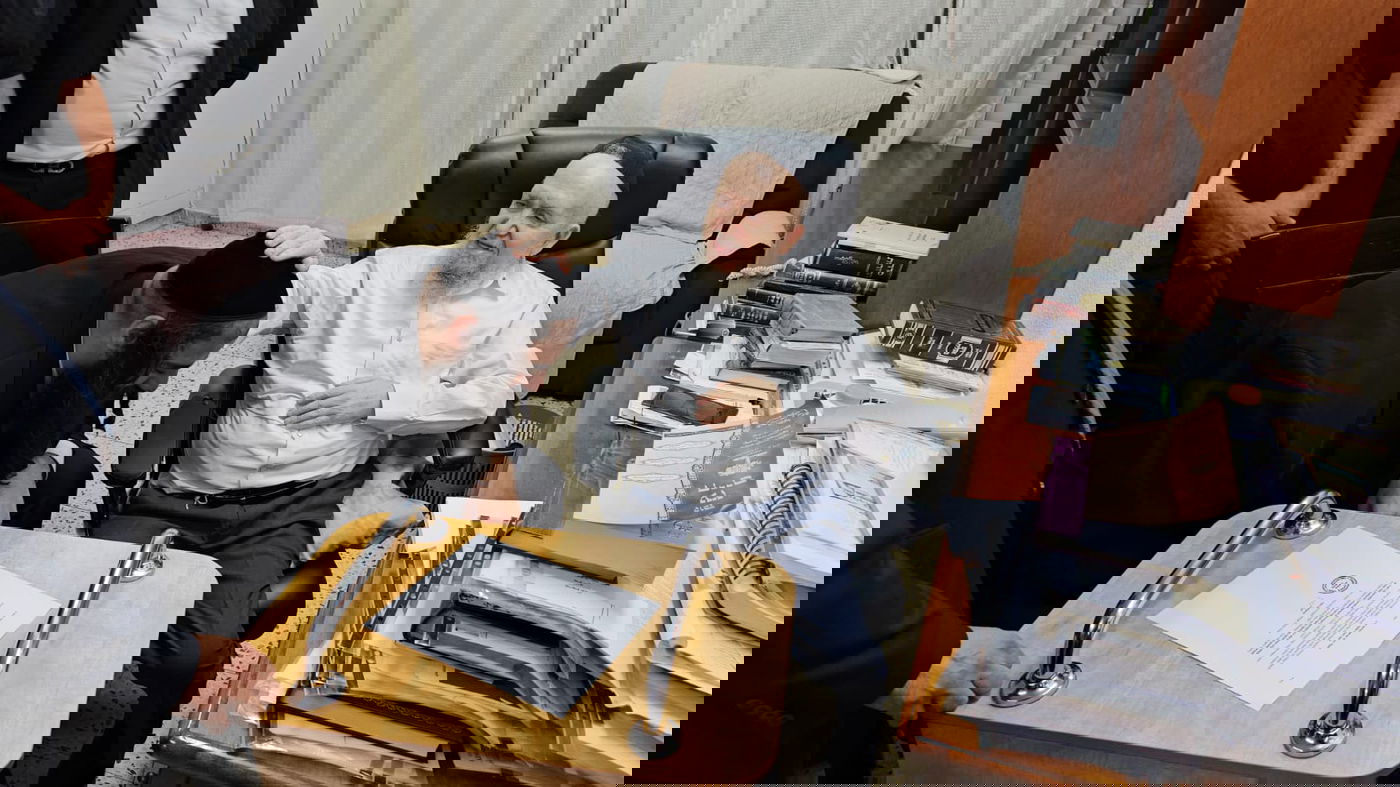 אלעד: הגר"מ מאזוז הודיע על תמיכה במועמדותו של פרוש