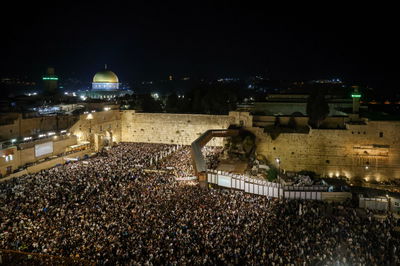 מעמד סליחות המוני ברחבת הכותל המערבי: 50 אלף איש זועקים שמע ישראל | צפו