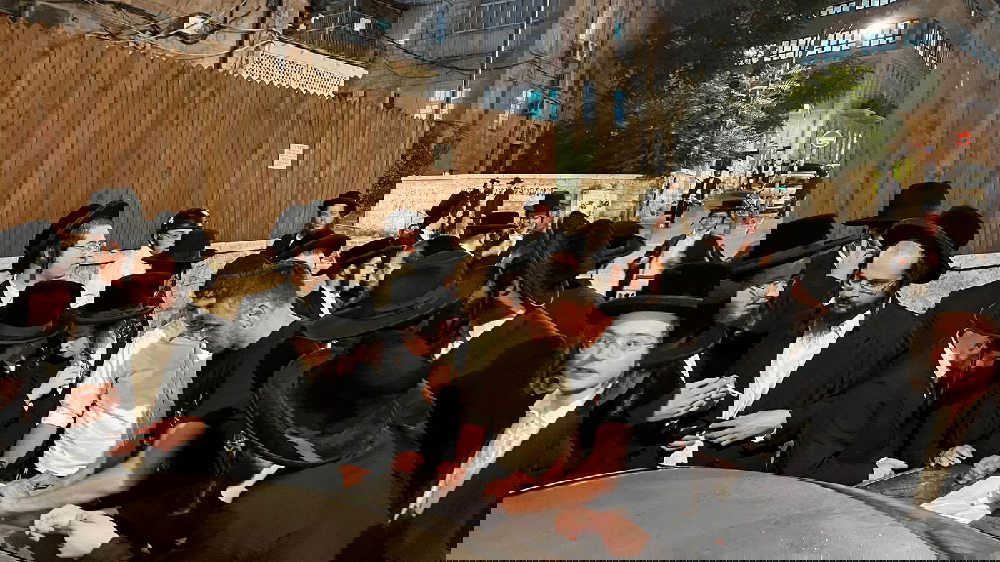 במרכז העיר ירושלים: תור ארוך מסביב לגוי הקונה עבירות מיהודים תמורת תשלום | צפו