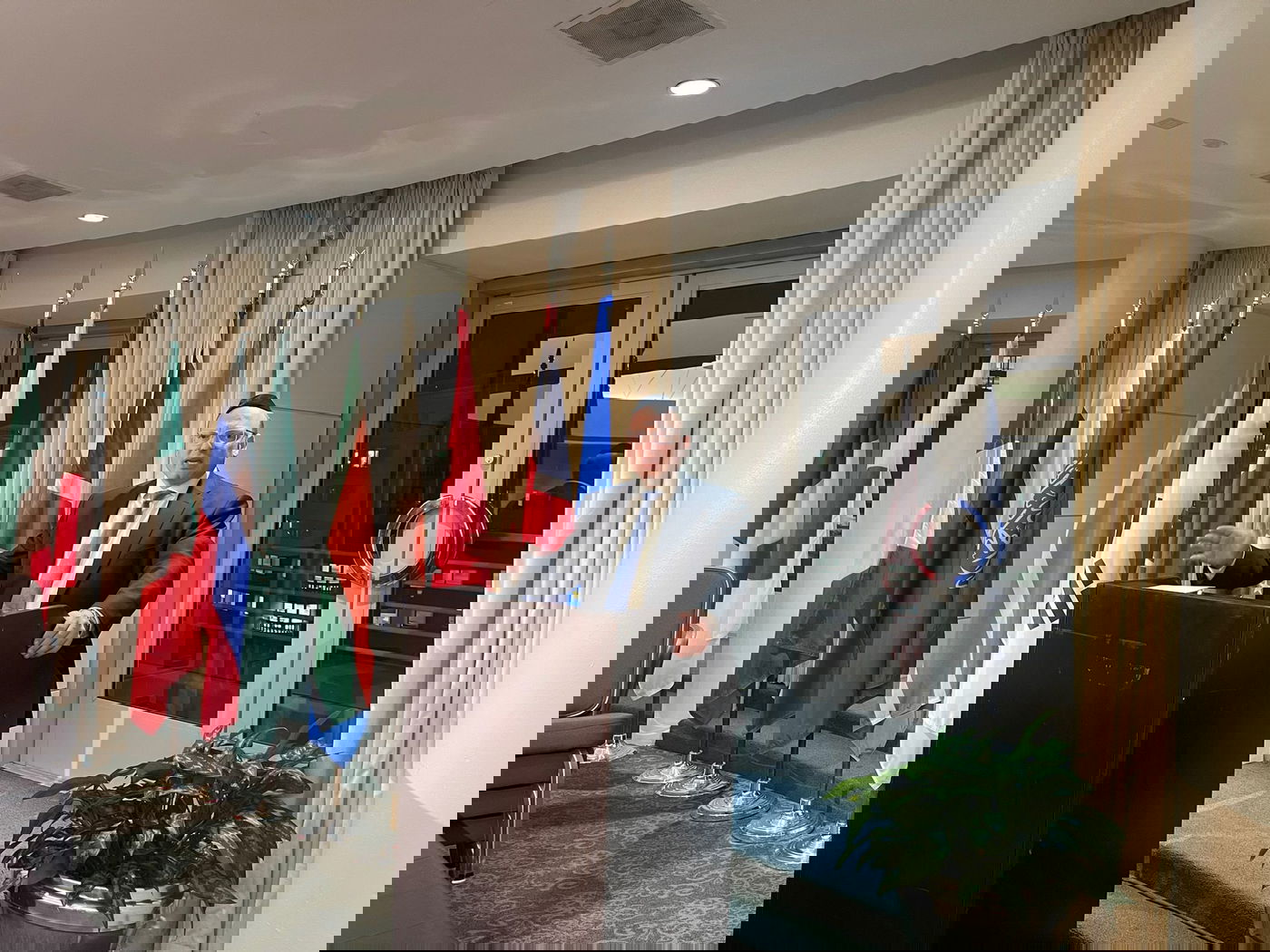 כמאה דיפלומטים ושגרירים מכל העולם הגיעו להשתתף באירוע חרדי