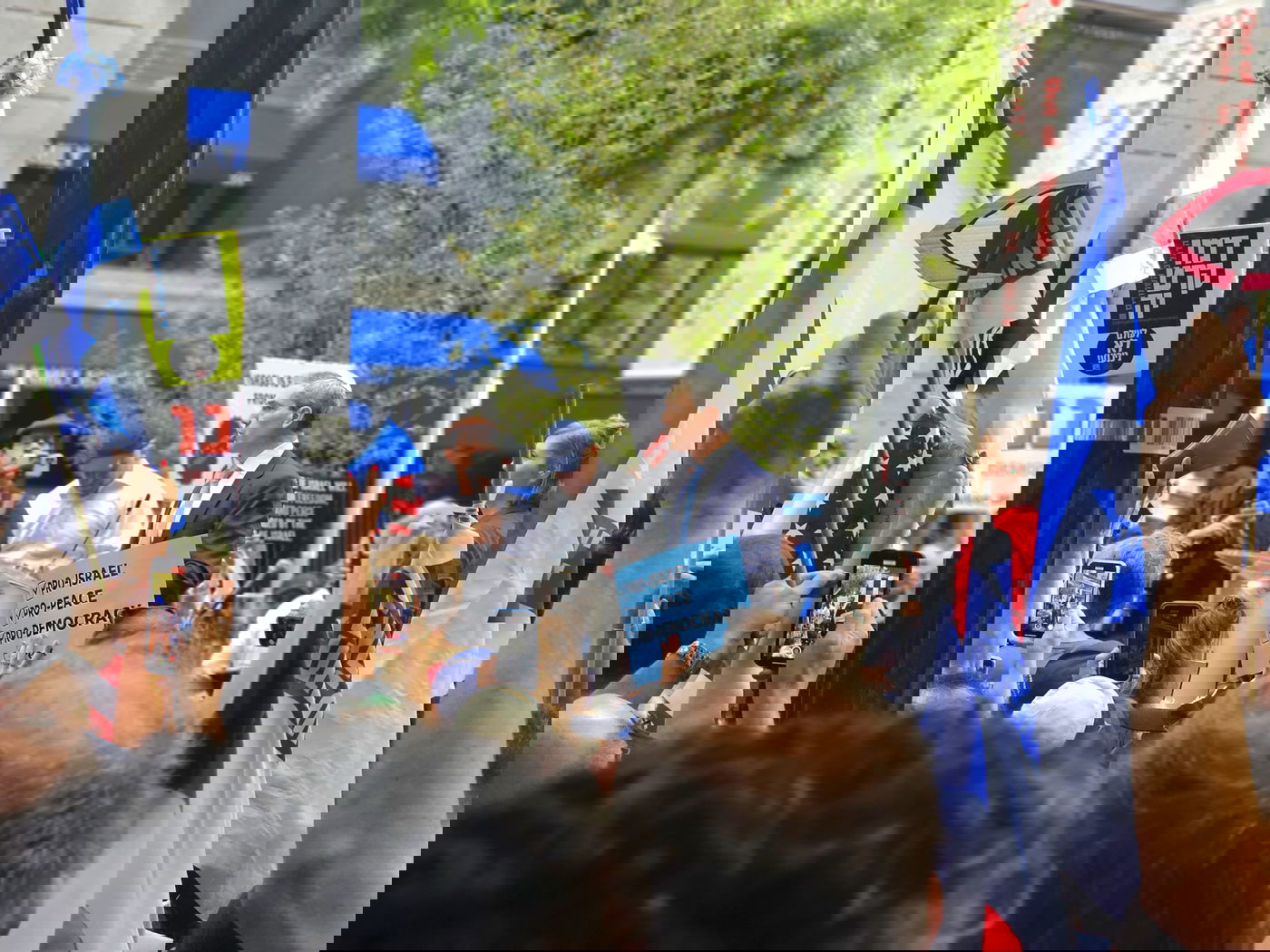 קידוש ה' מול האו"ם: חסידי חב"ד זיכו מפגינים בהנחת תפילין