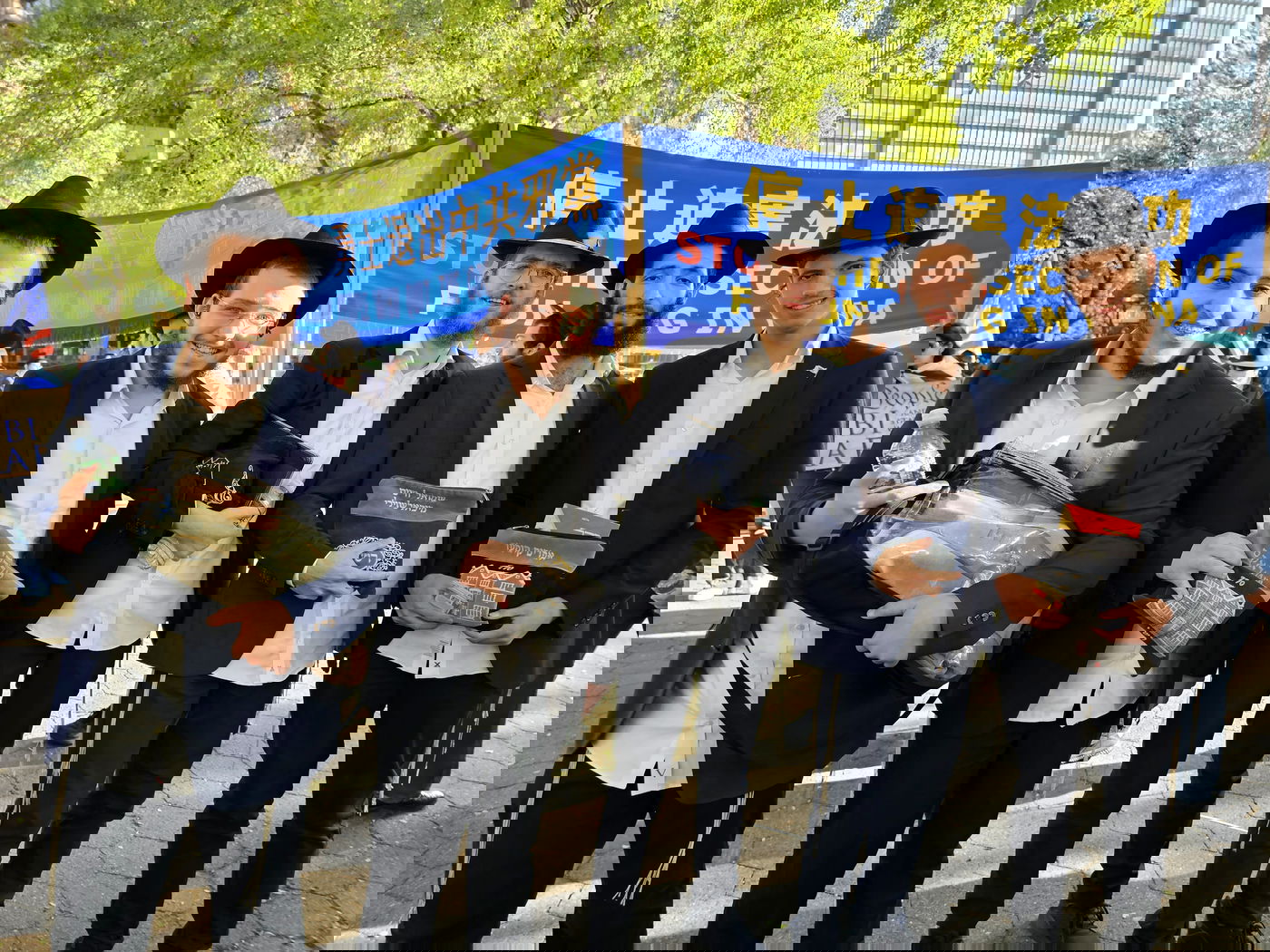 קידוש ה' מול האו"ם: חסידי חב"ד זיכו מפגינים בהנחת תפילין
