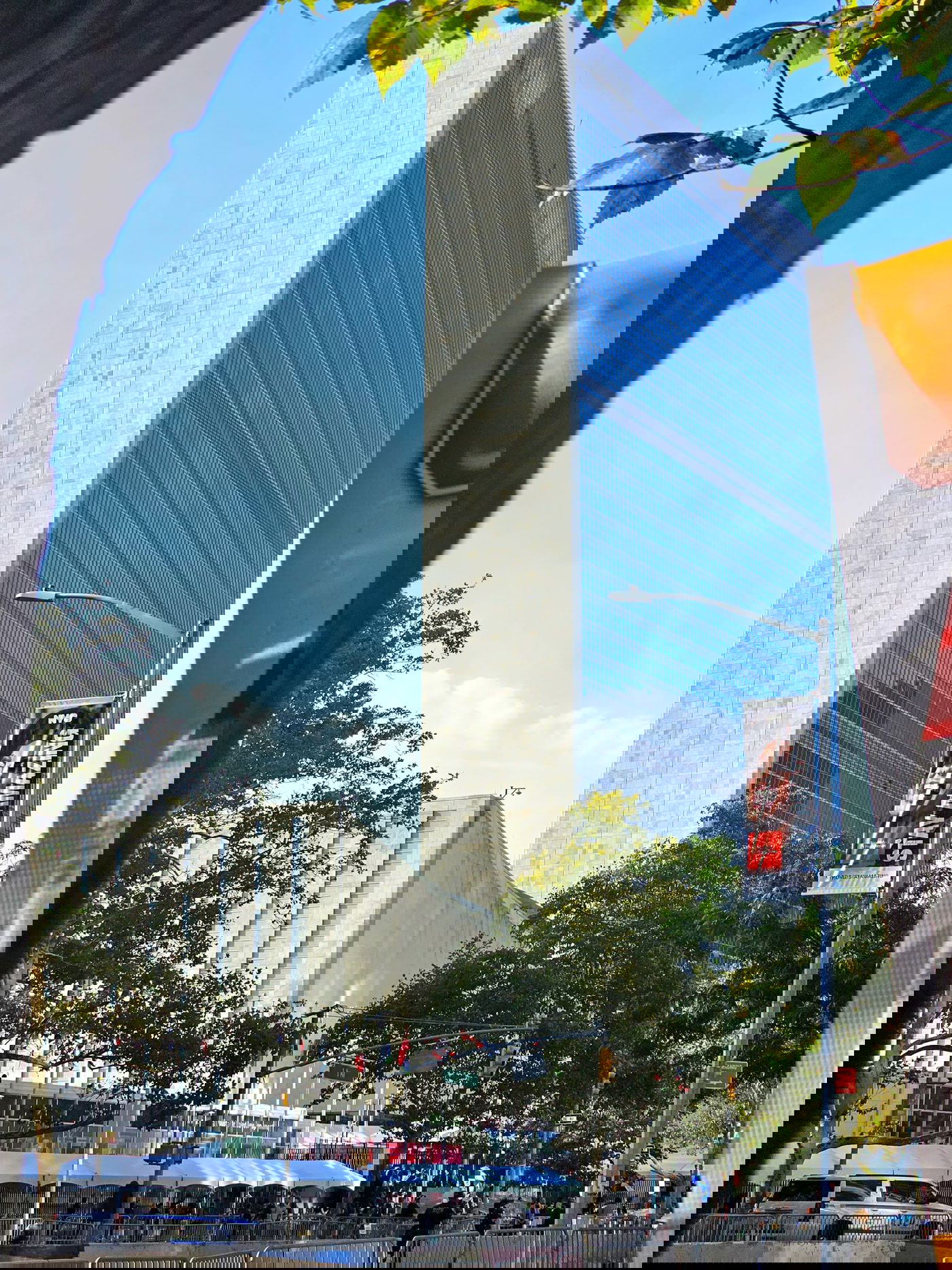 קידוש ה' מול האו"ם: חסידי חב"ד זיכו מפגינים בהנחת תפילין