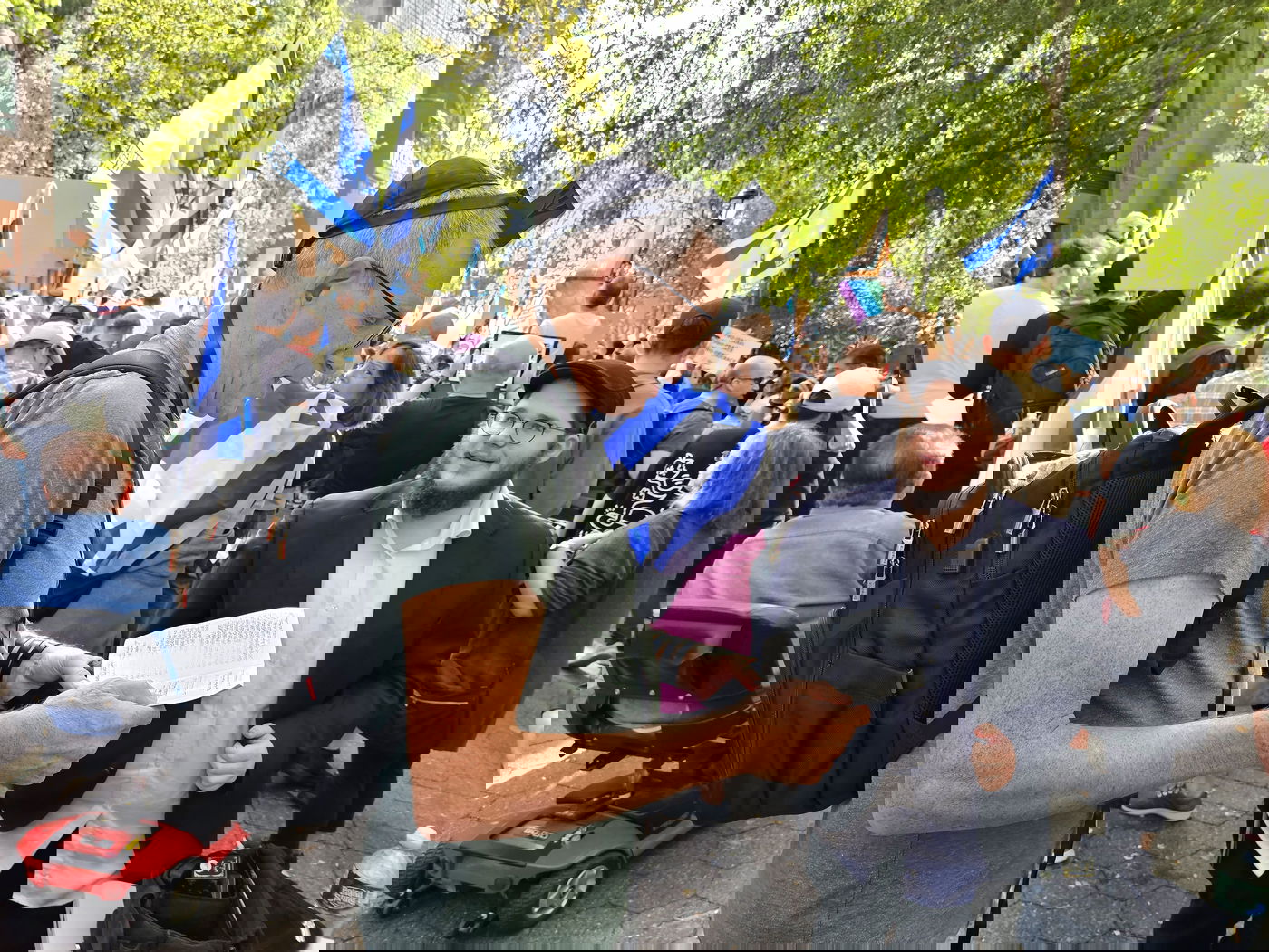 קידוש ה' מול האו"ם: חסידי חב"ד זיכו מפגינים בהנחת תפילין