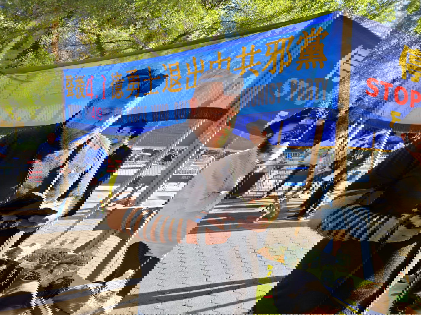 קידוש ה' מול האו"ם: חסידי חב"ד זיכו מפגינים בהנחת תפילין