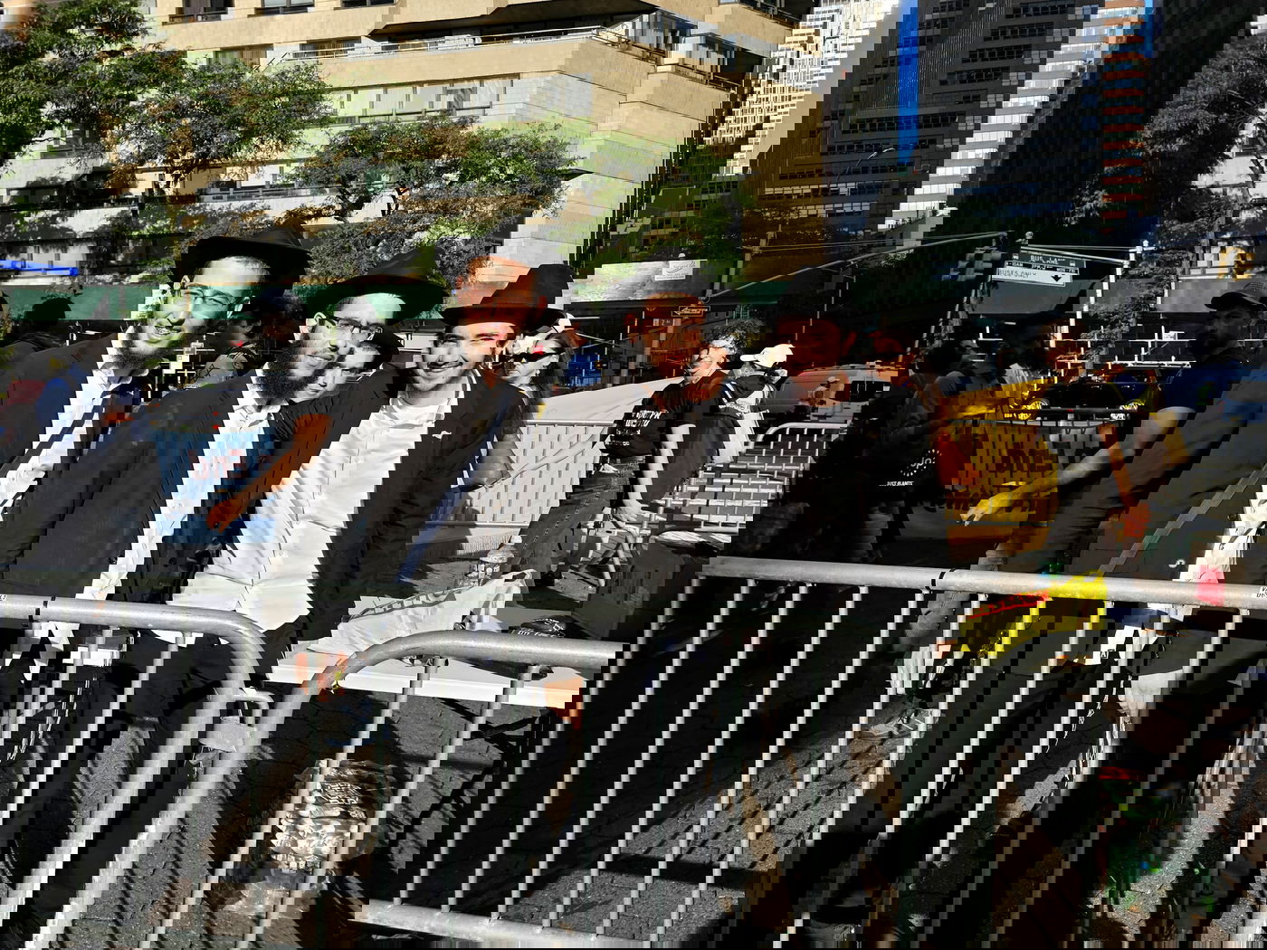 קידוש ה' מול האו"ם: חסידי חב"ד זיכו מפגינים בהנחת תפילין