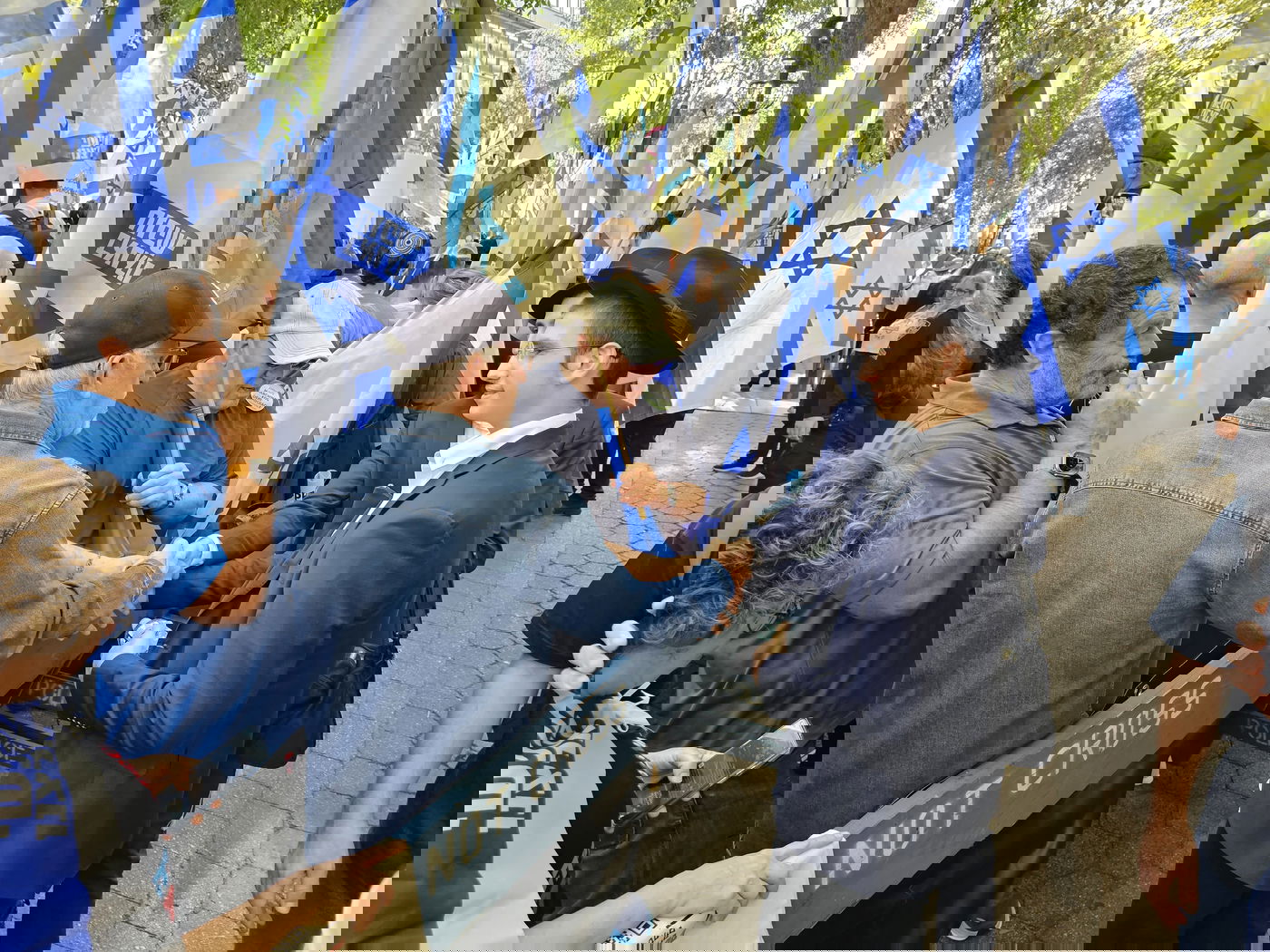 קידוש ה' מול האו"ם: חסידי חב"ד זיכו מפגינים בהנחת תפילין