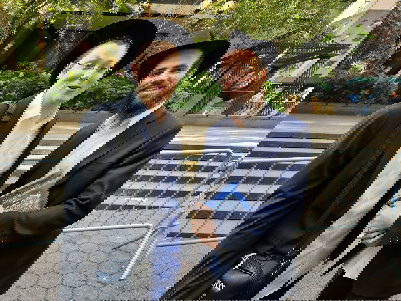 קידוש ה' מול האו"ם: חסידי חב"ד זיכו מפגינים בהנחת תפילין