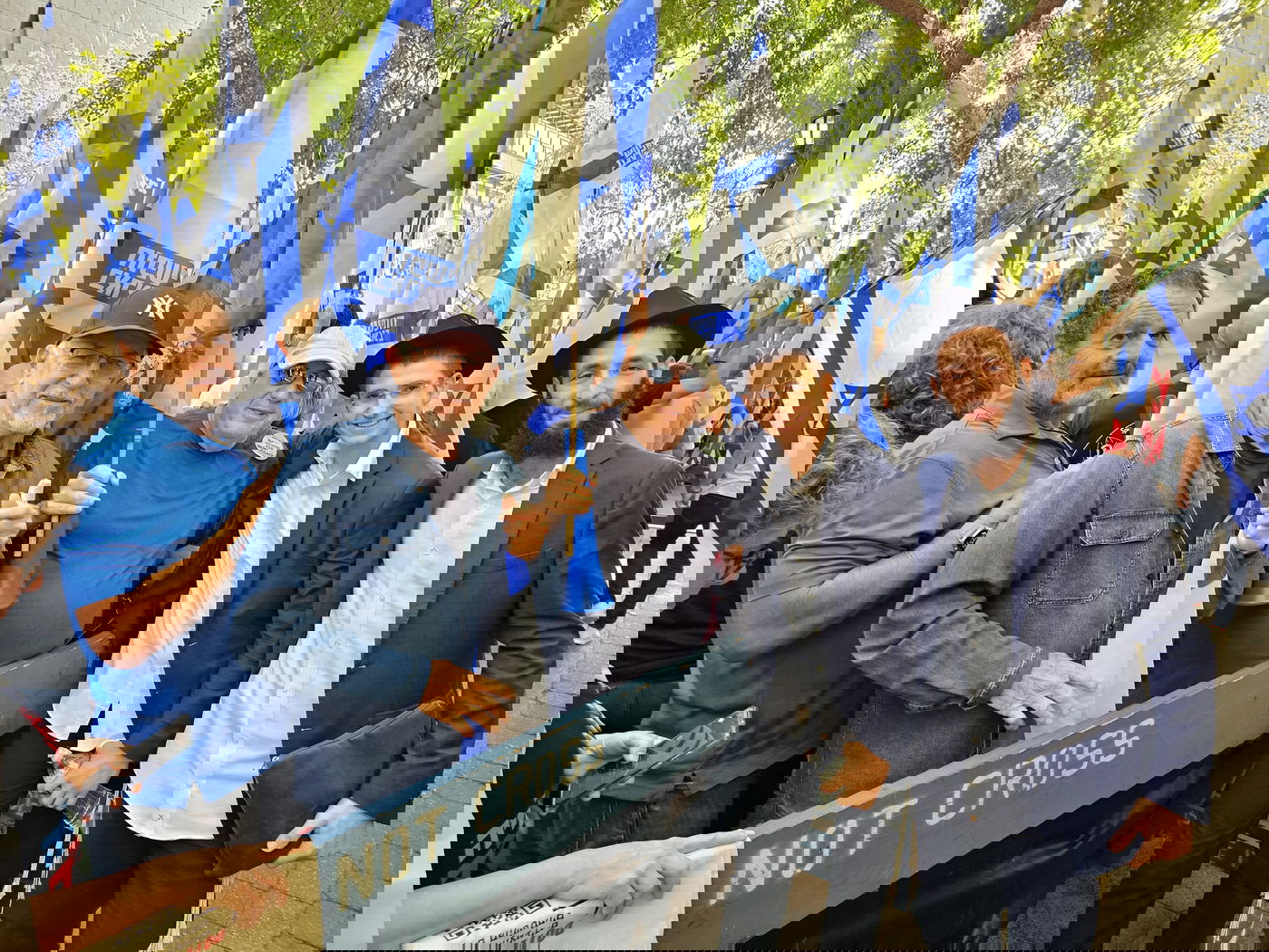 קידוש ה' מול האו"ם: חסידי חב"ד זיכו מפגינים בהנחת תפילין