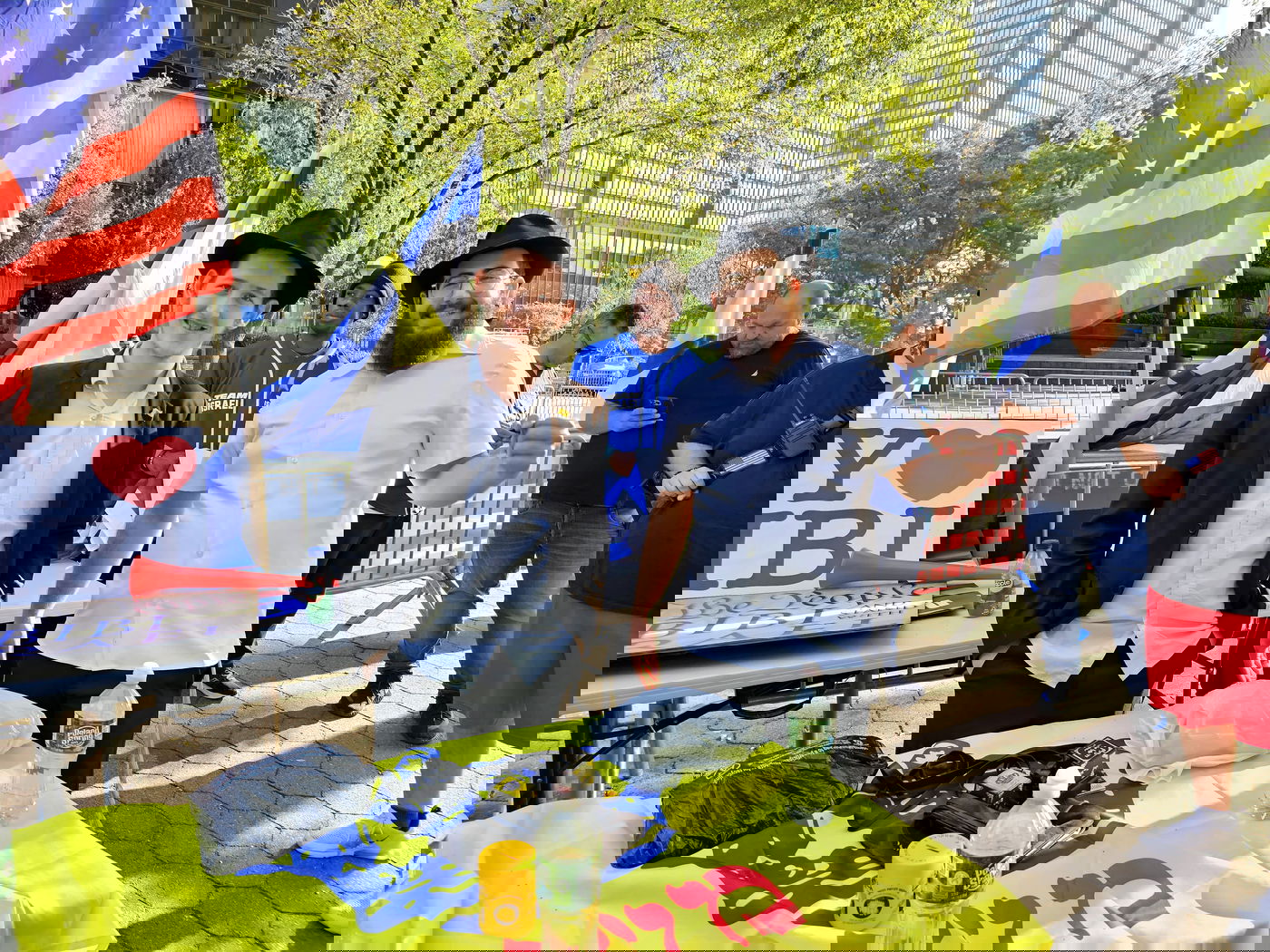 קידוש ה' מול האו"ם: חסידי חב"ד זיכו מפגינים בהנחת תפילין