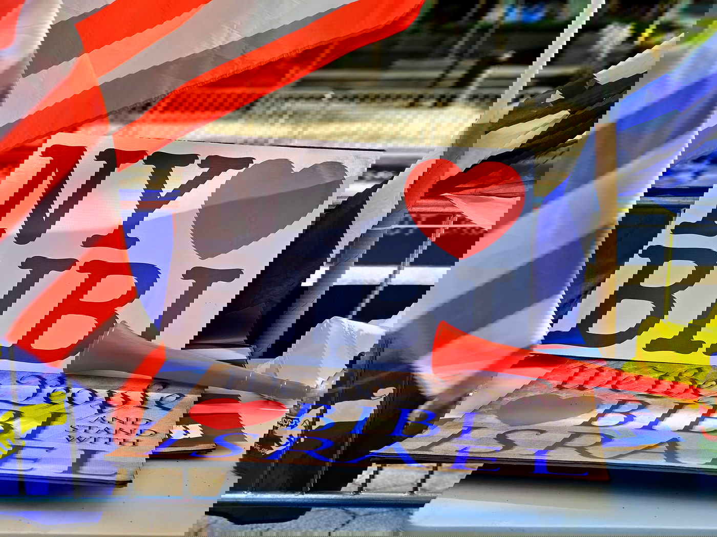 קידוש ה' מול האו"ם: חסידי חב"ד זיכו מפגינים בהנחת תפילין