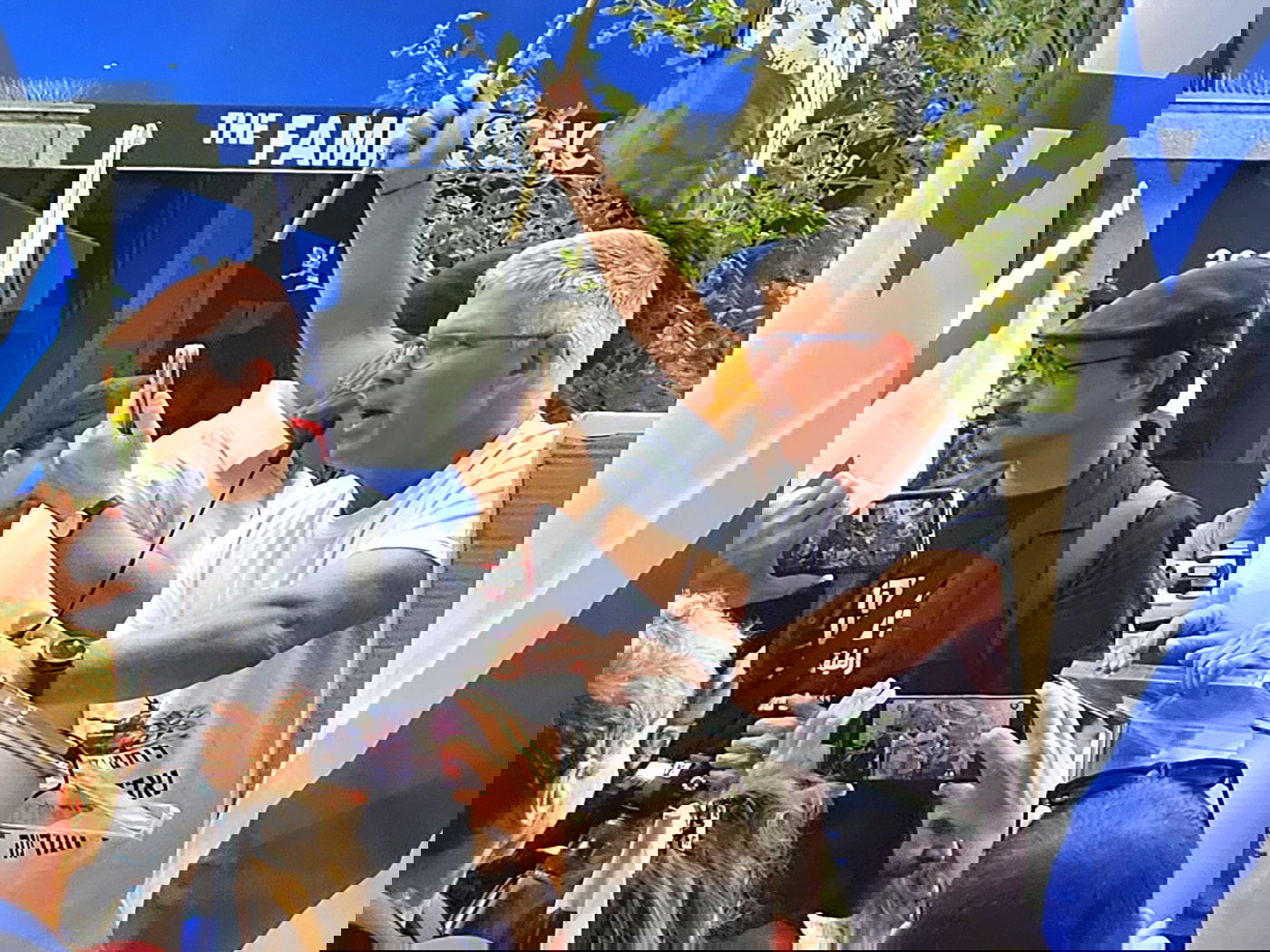 קידוש ה' מול האו"ם: חסידי חב"ד זיכו מפגינים בהנחת תפילין