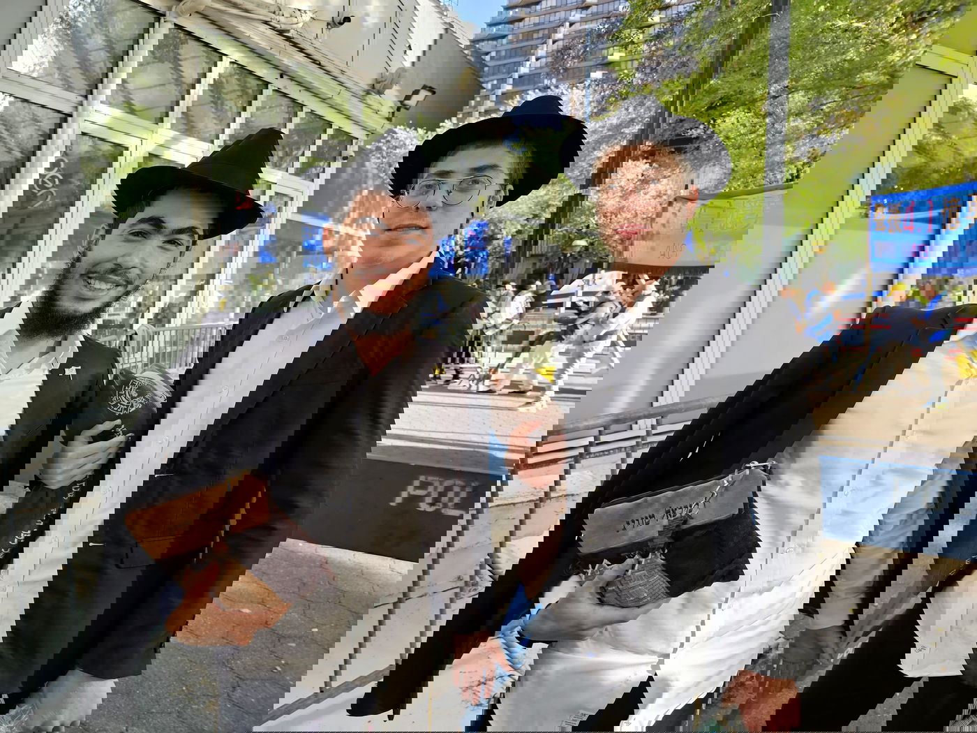 קידוש ה' מול האו"ם: חסידי חב"ד זיכו מפגינים בהנחת תפילין