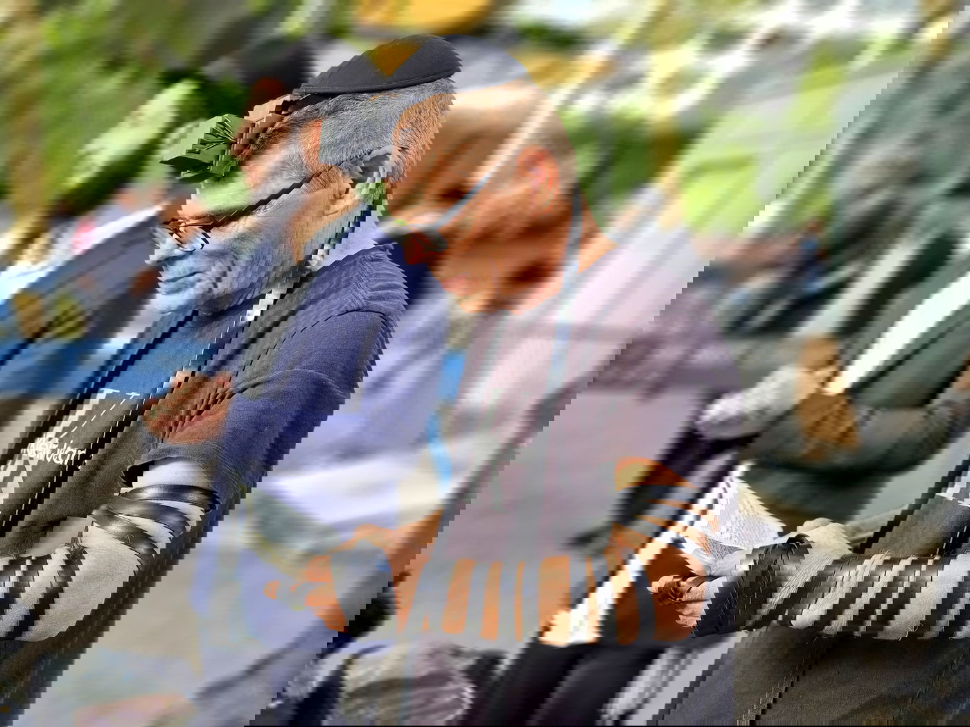 קידוש ה' מול האו"ם: חסידי חב"ד זיכו מפגינים בהנחת תפילין