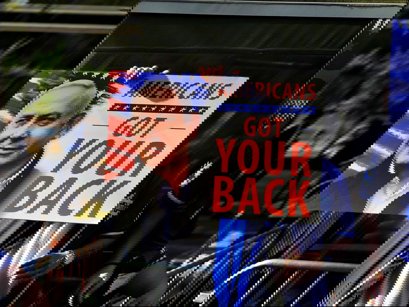 קידוש ה' מול האו"ם: חסידי חב"ד זיכו מפגינים בהנחת תפילין