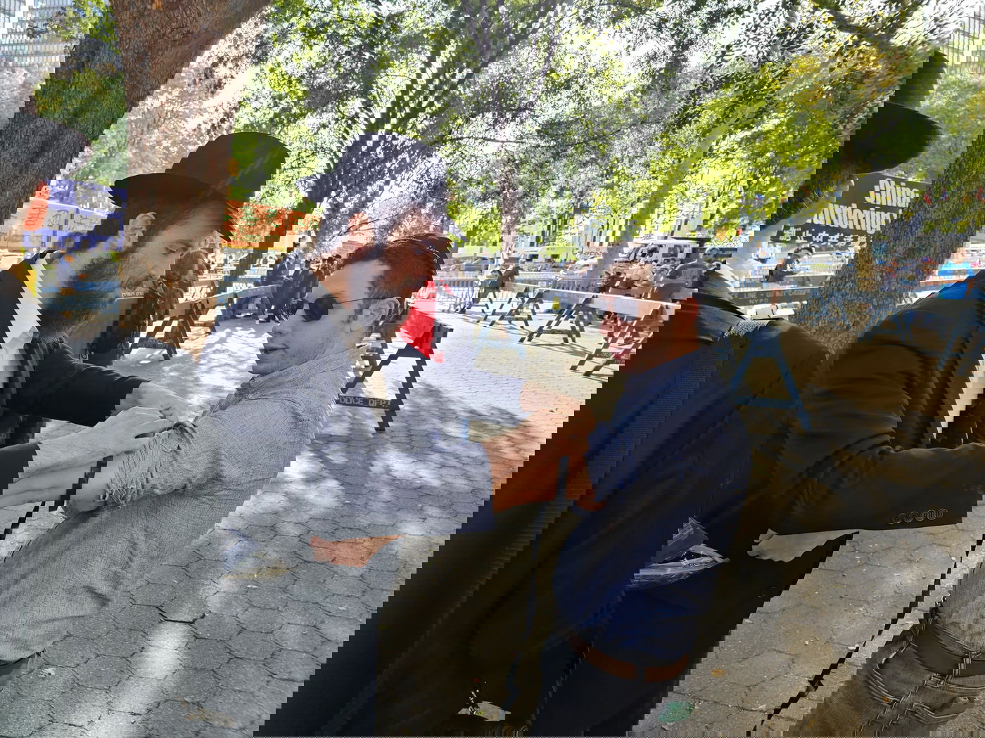 קידוש ה' מול האו"ם: חסידי חב"ד זיכו מפגינים בהנחת תפילין