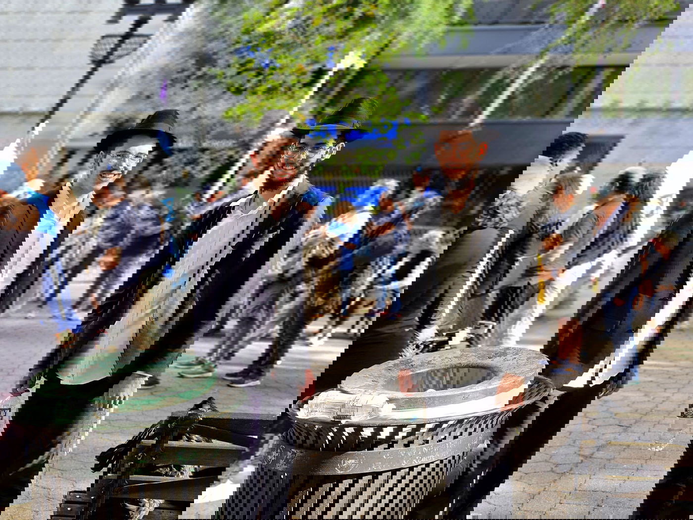 קידוש ה' מול האו"ם: חסידי חב"ד זיכו מפגינים בהנחת תפילין