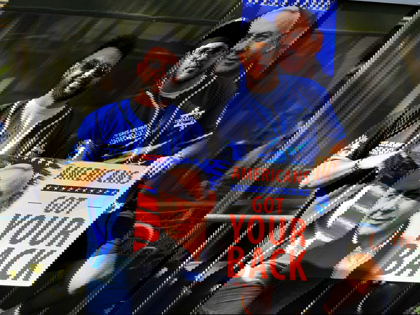 קידוש ה' מול האו"ם: חסידי חב"ד זיכו מפגינים בהנחת תפילין