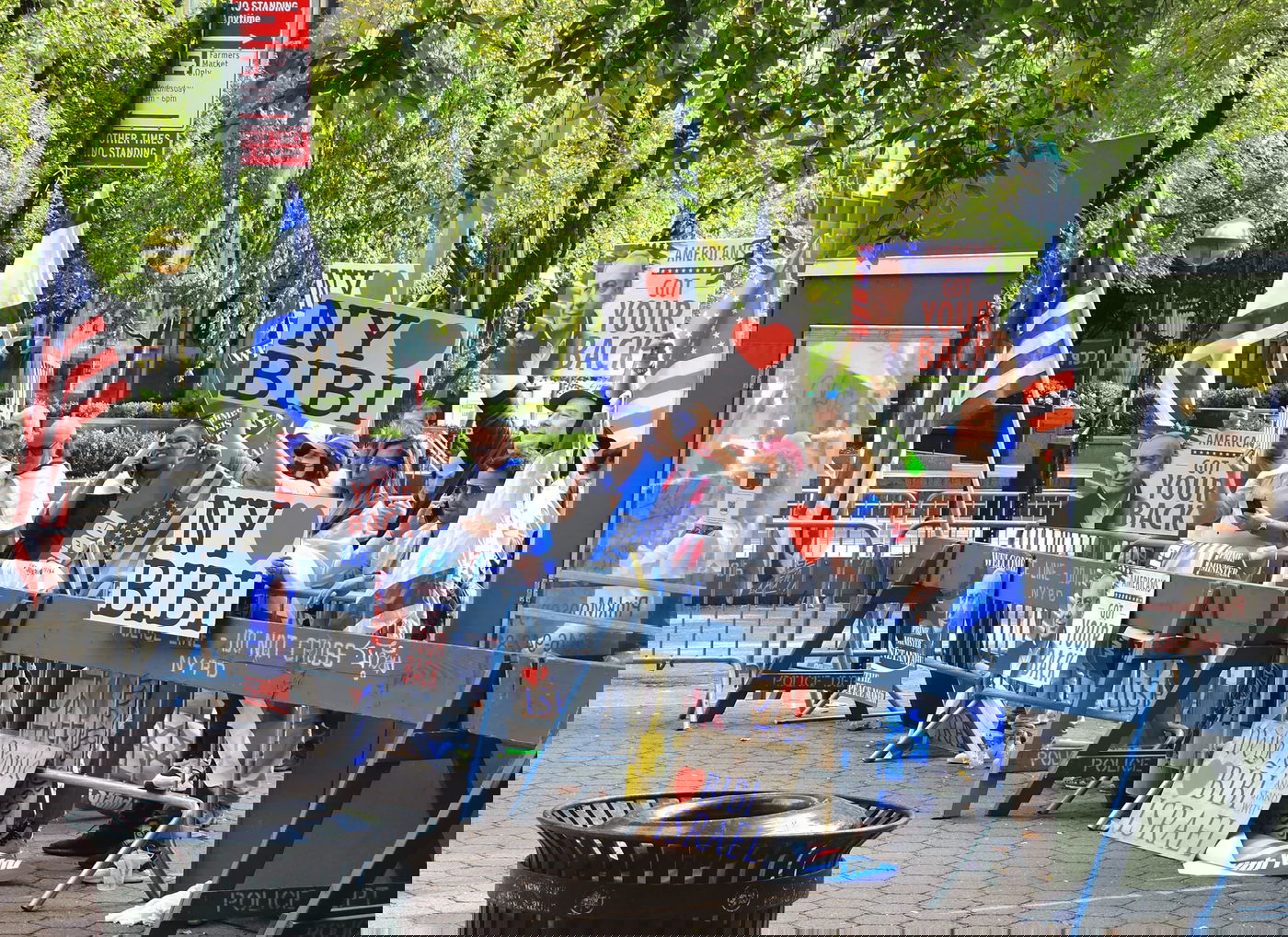 קידוש ה' מול האו"ם: חסידי חב"ד זיכו מפגינים בהנחת תפילין