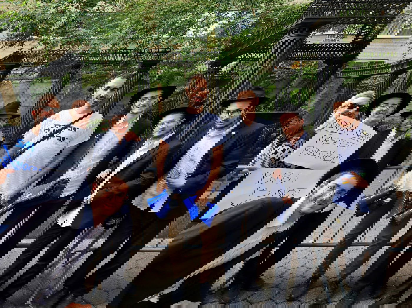 קידוש ה' מול האו"ם: חסידי חב"ד זיכו מפגינים בהנחת תפילין