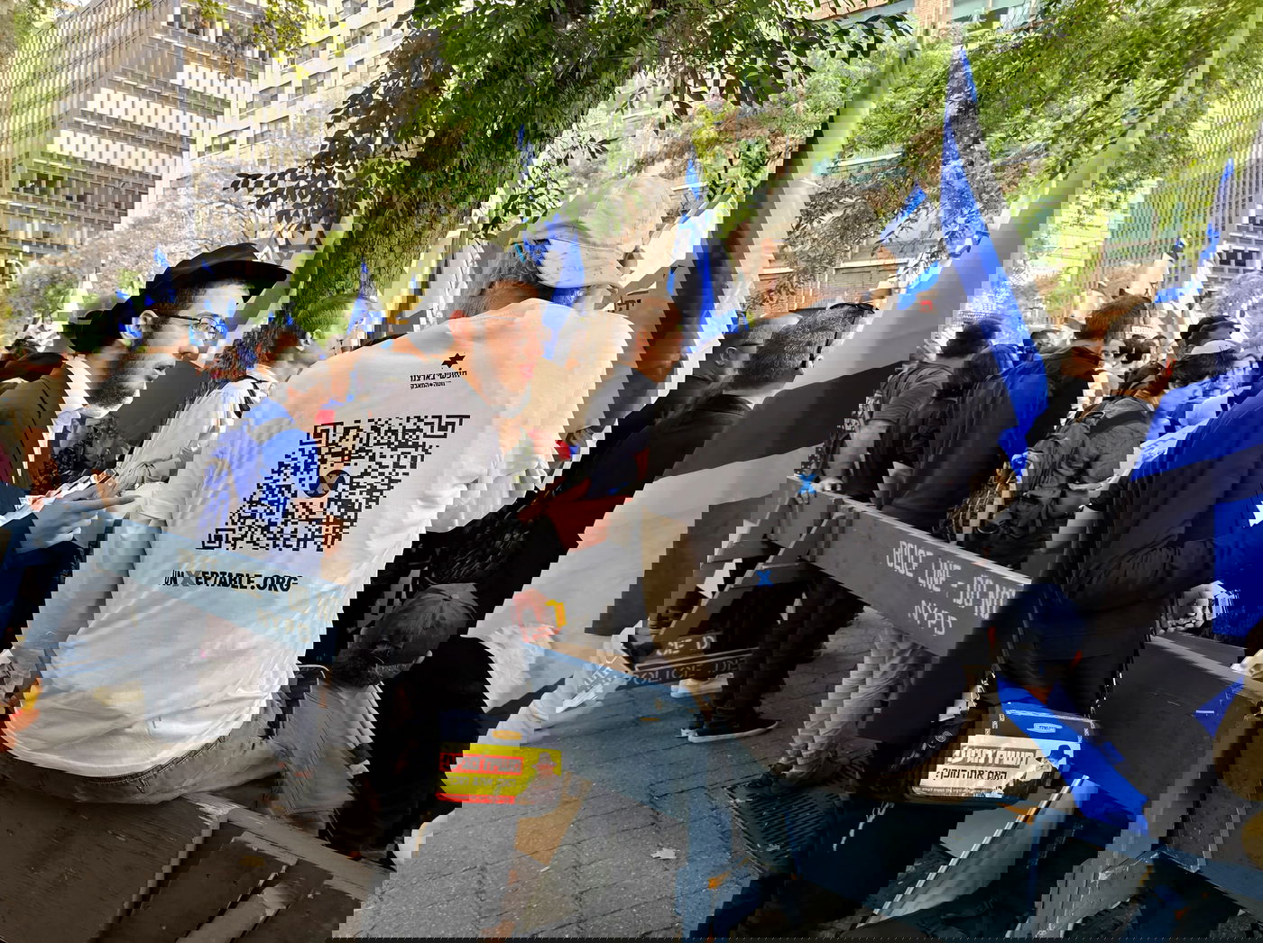 קידוש ה' מול האו"ם: חסידי חב"ד זיכו מפגינים בהנחת תפילין