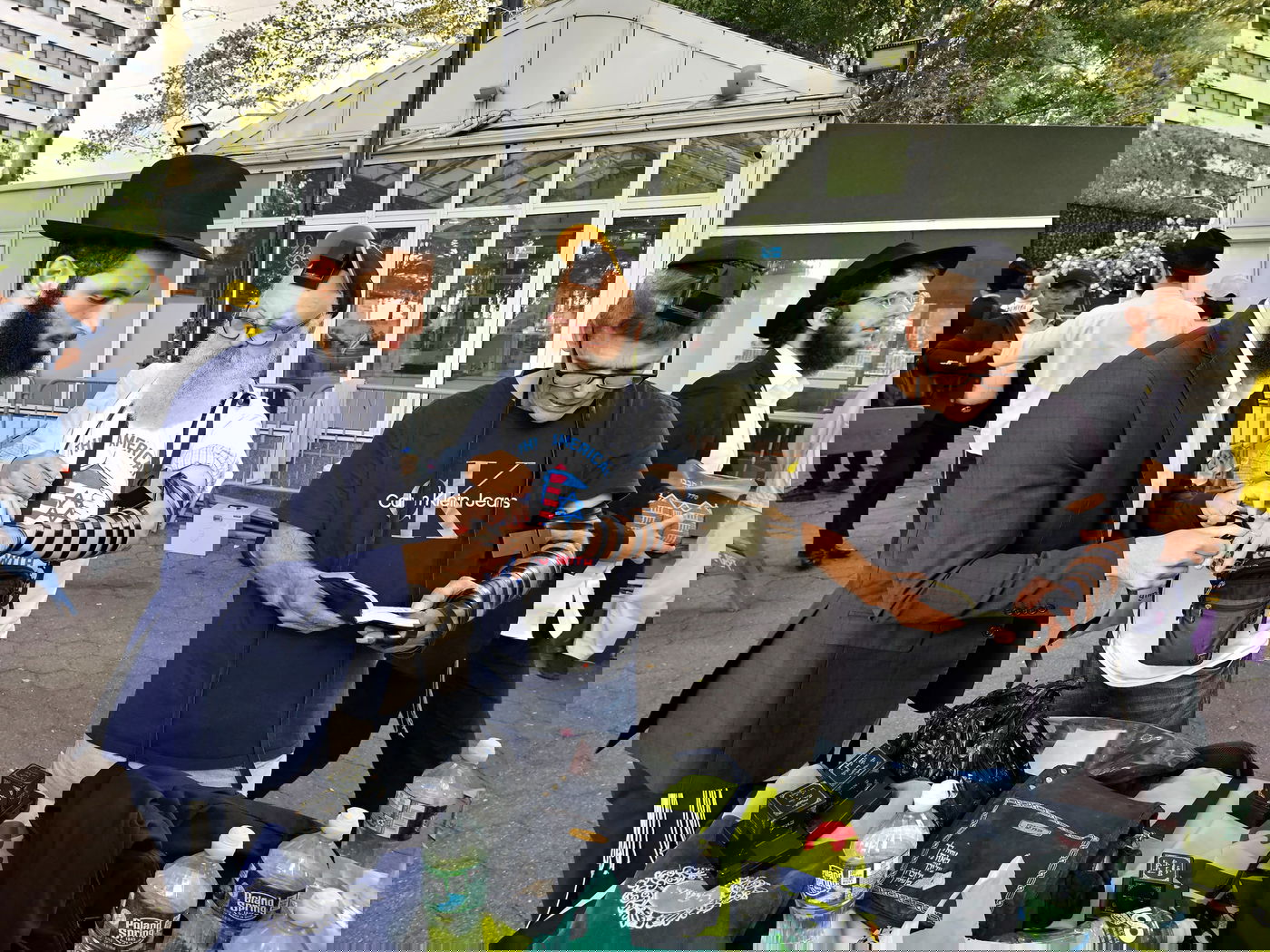 קידוש ה' מול האו"ם: חסידי חב"ד זיכו מפגינים בהנחת תפילין