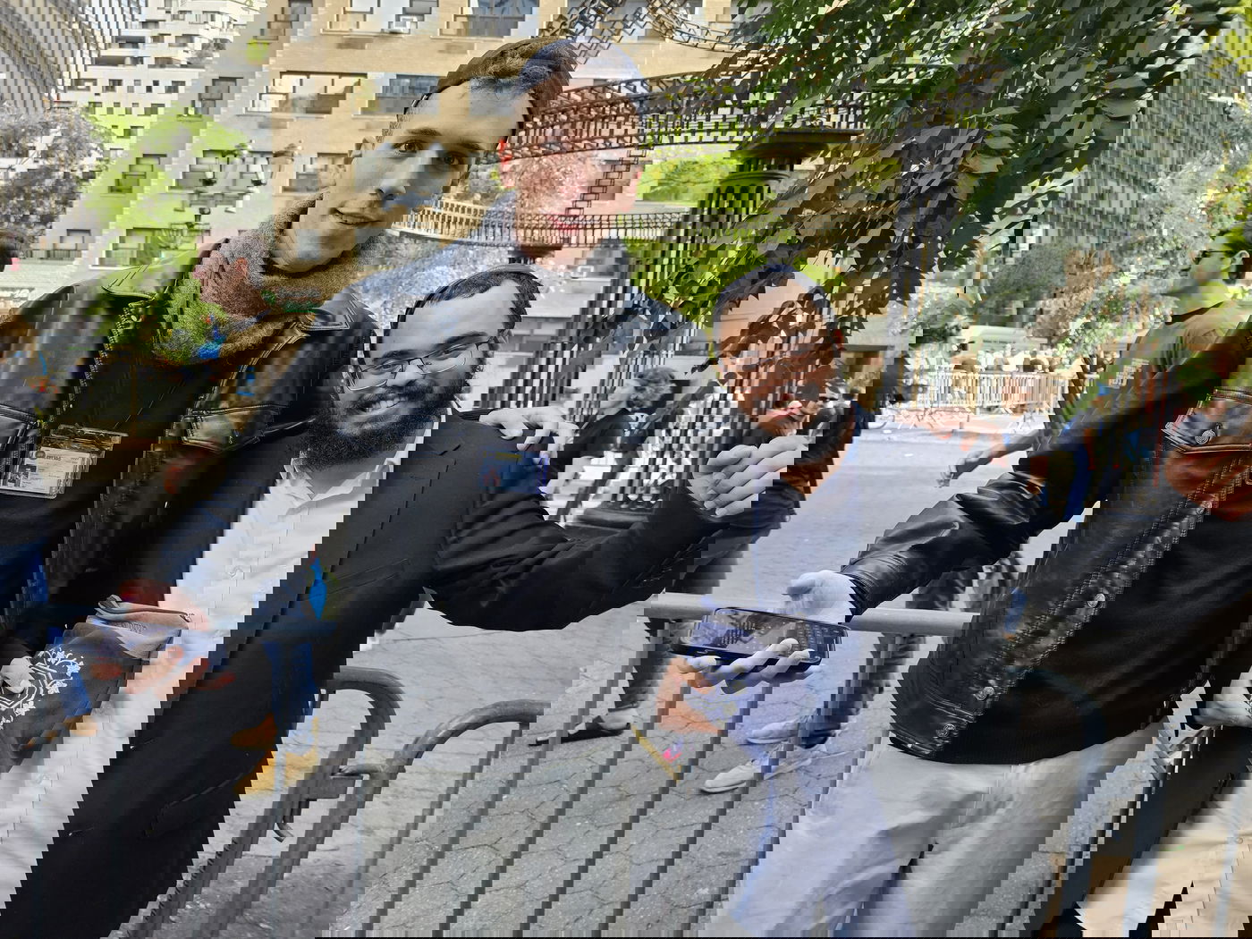 קידוש ה' מול האו"ם: חסידי חב"ד זיכו מפגינים בהנחת תפילין