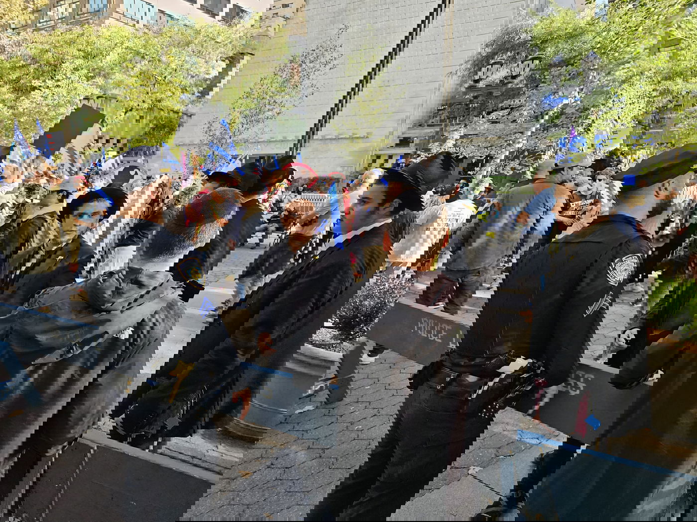 קידוש ה' מול האו"ם: חסידי חב"ד זיכו מפגינים בהנחת תפילין