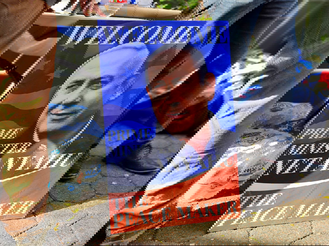 קידוש ה' מול האו"ם: חסידי חב"ד זיכו מפגינים בהנחת תפילין